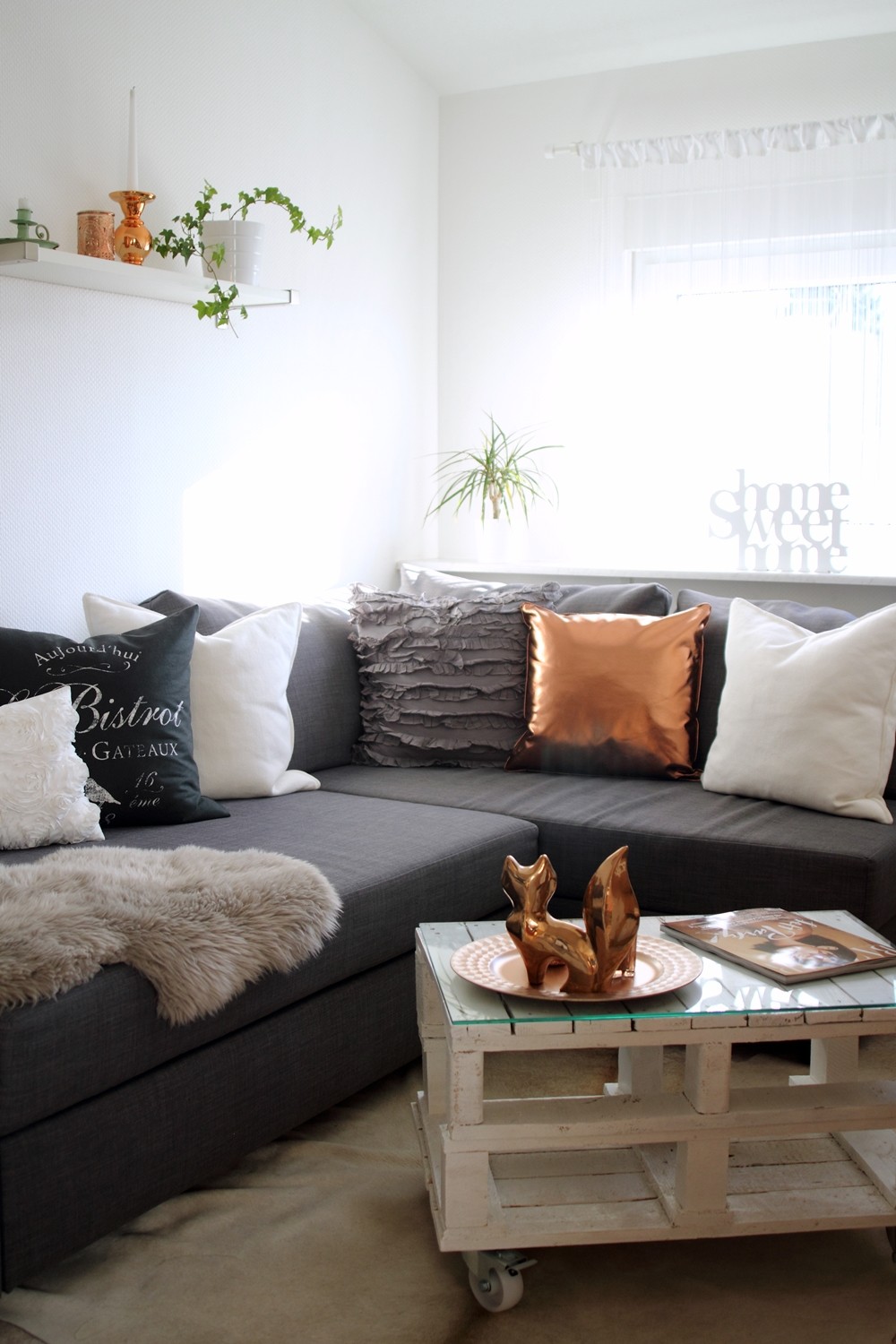 Wohnzimmer Deko Couch Ikea Kupfer weiss grau Fuchs Palettentisch 4