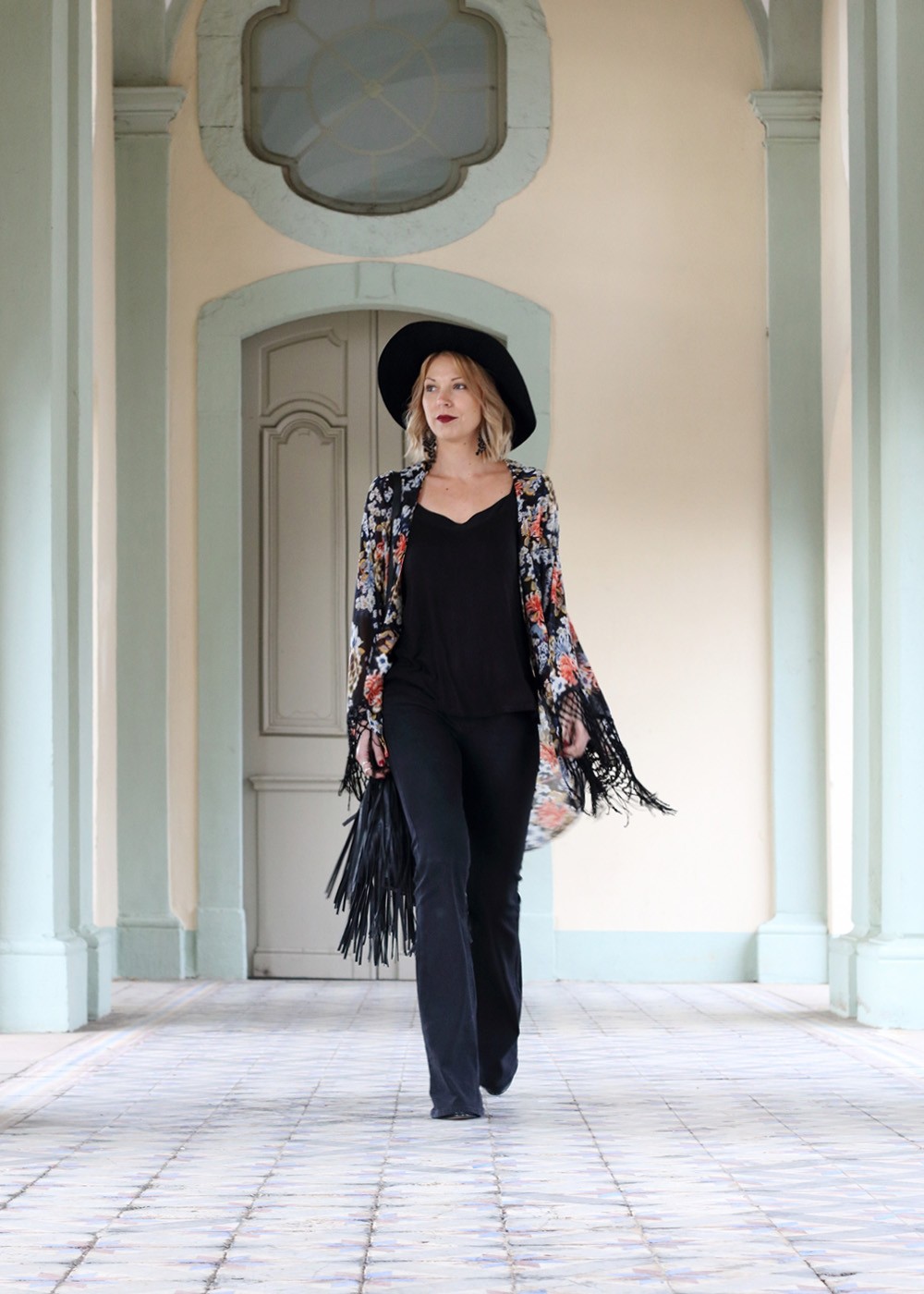 Outfit Kimono Flared Jeans Hut Stiefeletten Fransentasche Fashionbloggerin Karlsruhe (15)