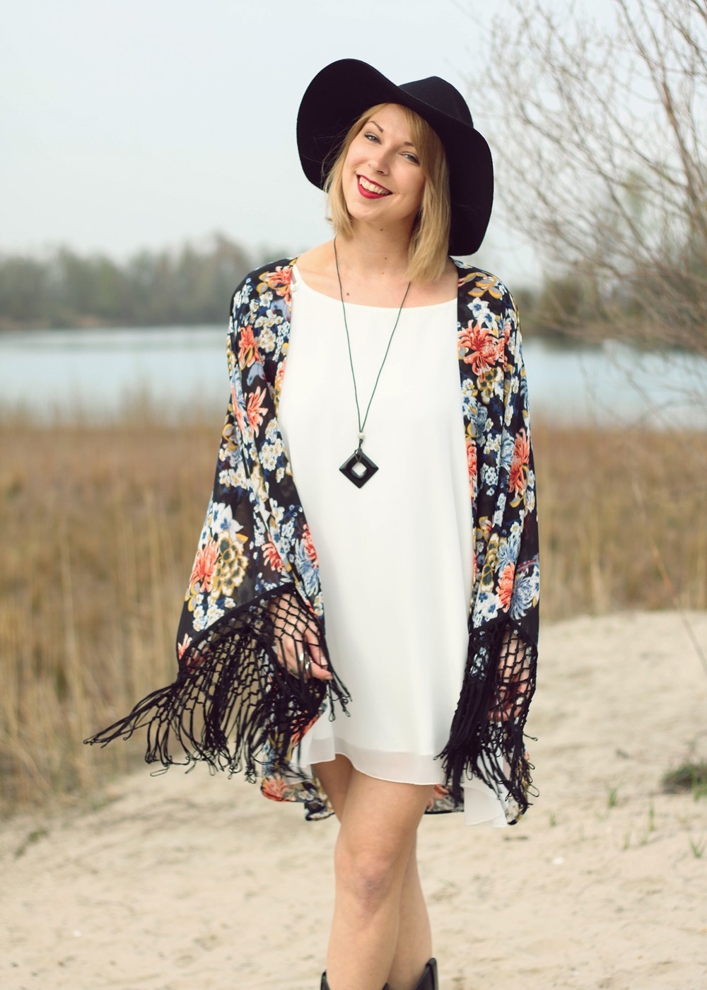 Fashionblogger Outfit Kimono weisses Kleid Cowboystiefel Schlapphut (10)