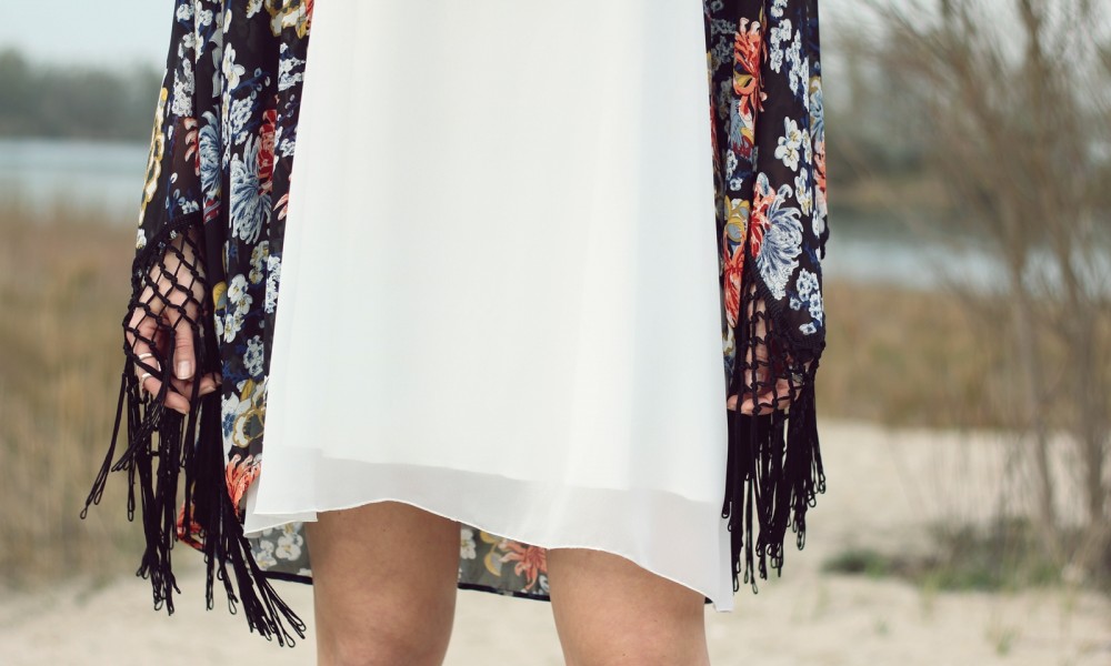 Fashionblogger Outfit Kimono weisses Kleid Cowboystiefel Schlapphut (12)