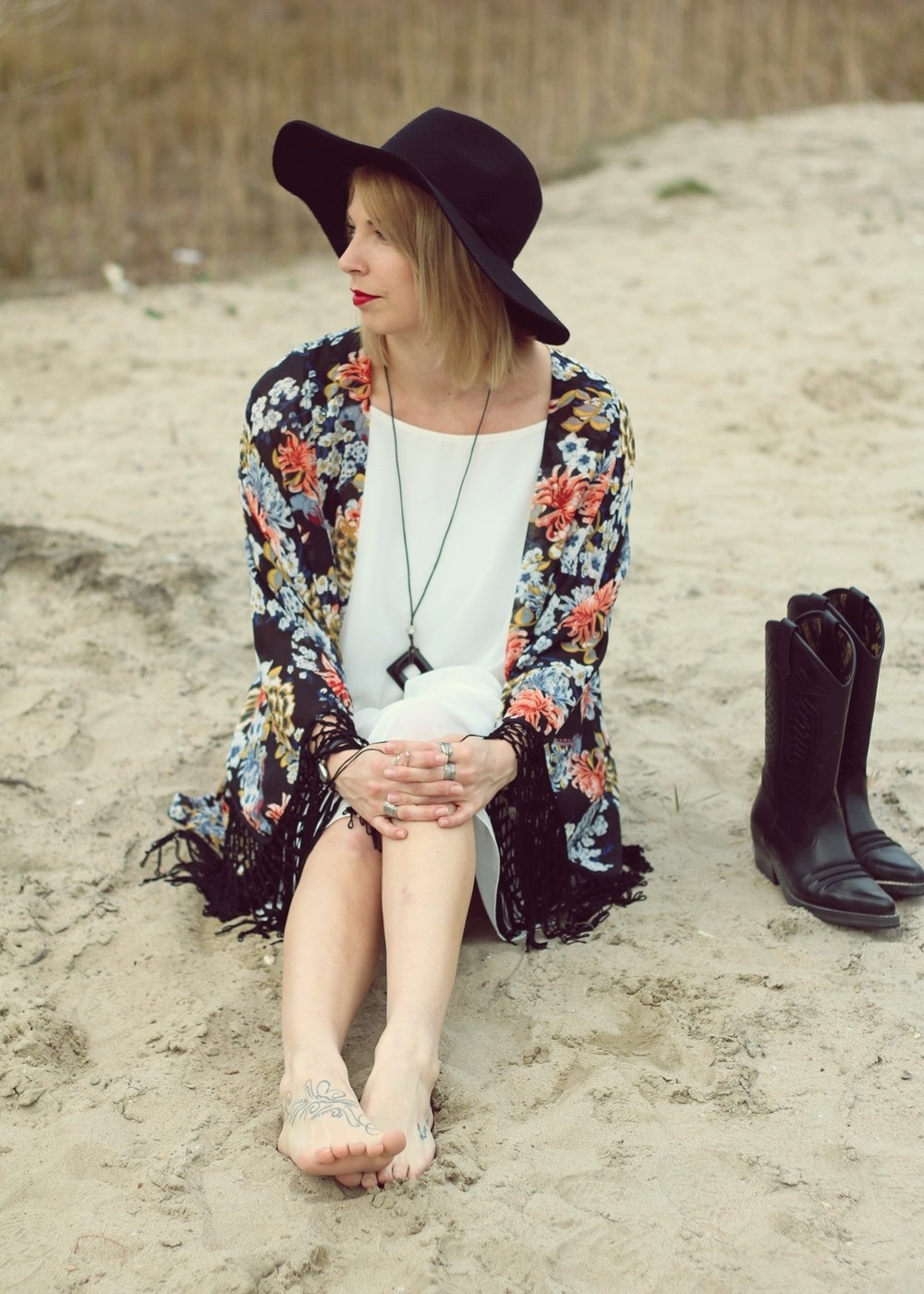 Fashionblogger Outfit Kimono weisses Kleid Cowboystiefel Schlapphut (13)