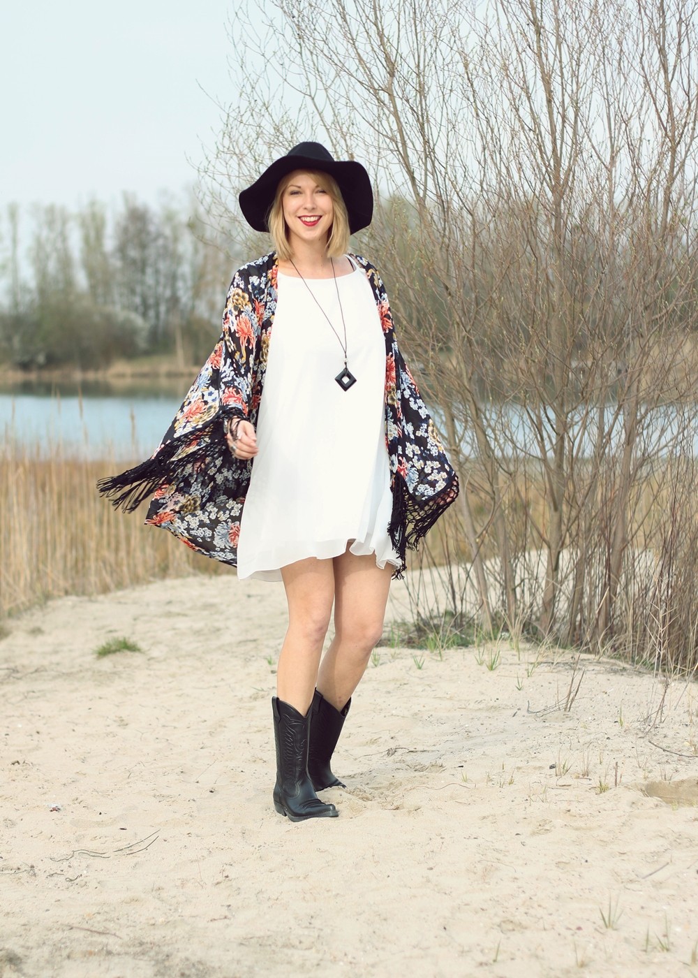 Fashionblogger Outfit Kimono weisses Kleid Cowboystiefel Schlapphut (5)