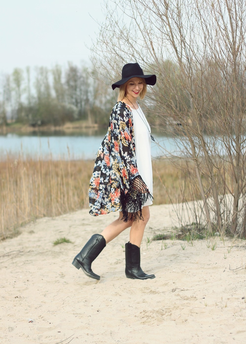 Fashionblogger Outfit Kimono weisses Kleid Cowboystiefel Schlapphut (6)