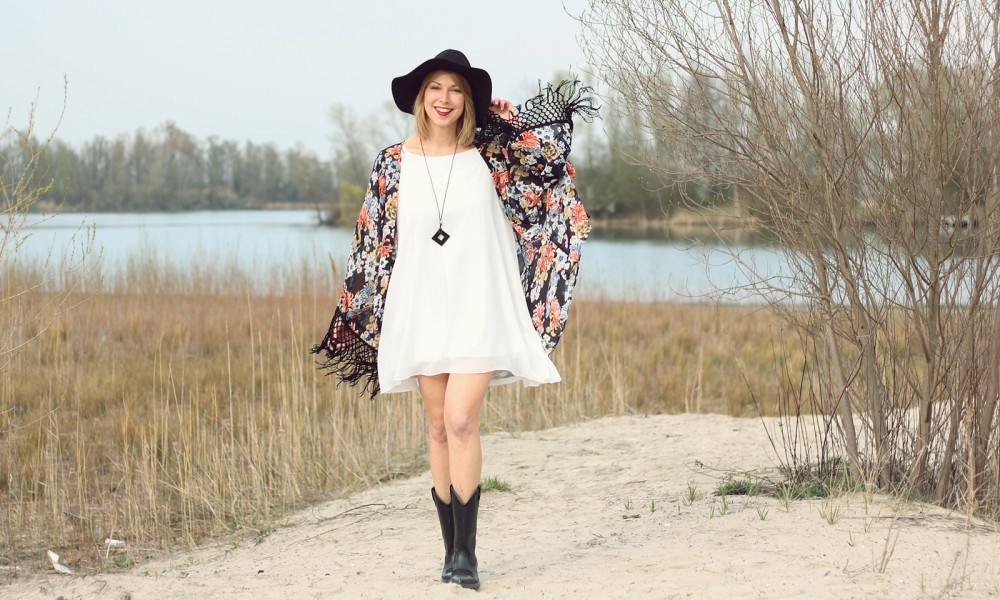 Fashionblogger Outfit Kimono weisses Kleid Cowboystiefel Schlapphut (7)
