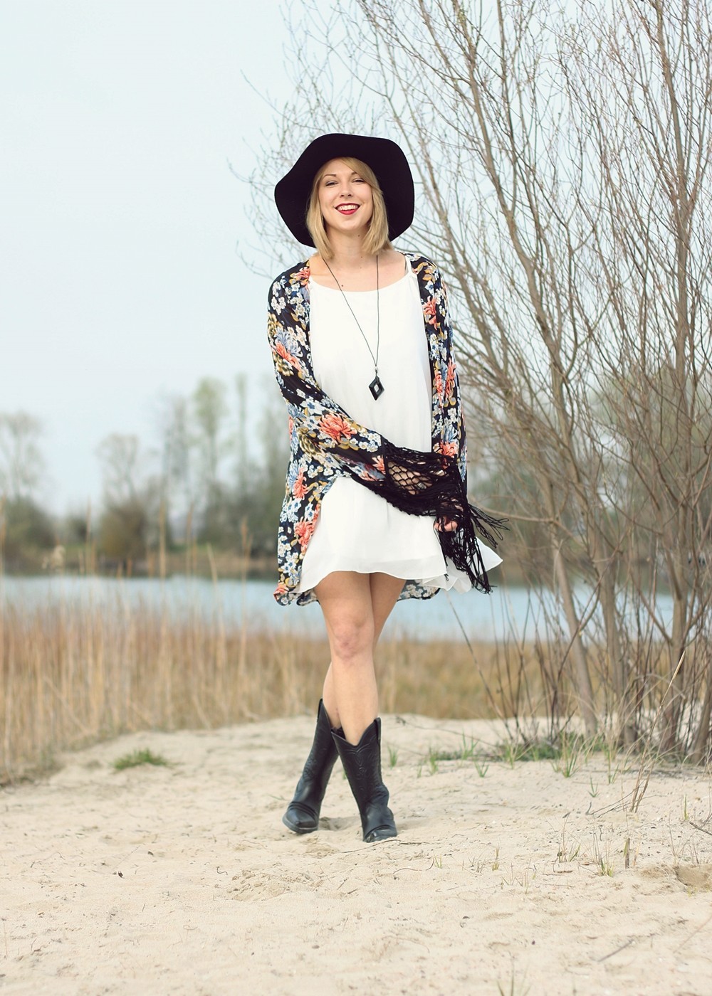 Fashionblogger Outfit Kimono weisses Kleid Cowboystiefel Schlapphut (8)