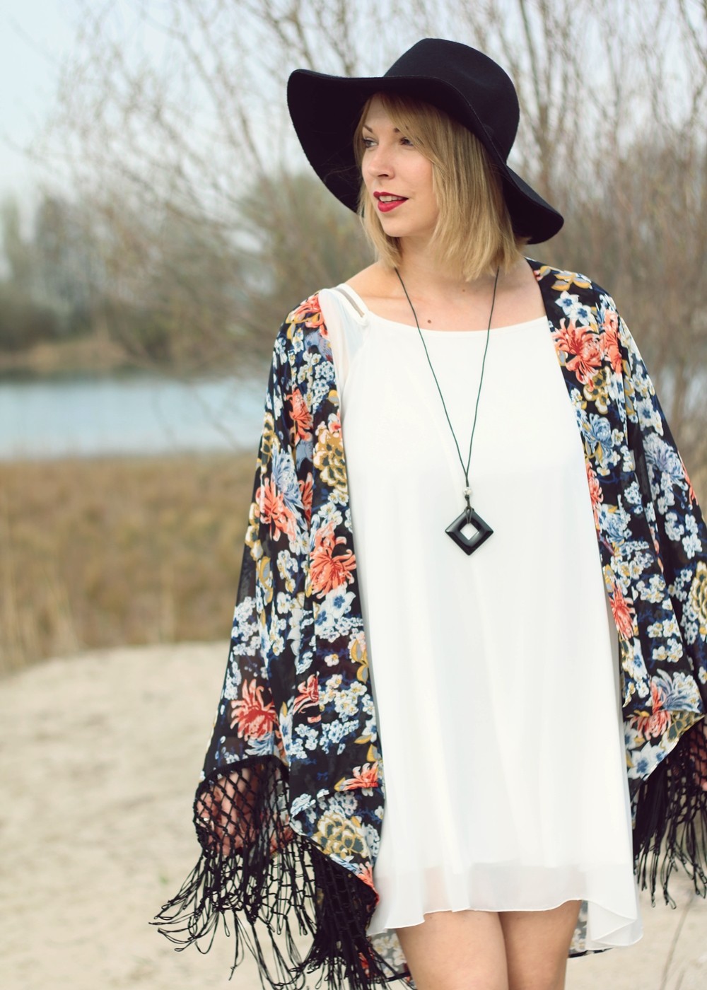 Fashionblogger Outfit Kimono weisses Kleid Cowboystiefel Schlapphut (9)