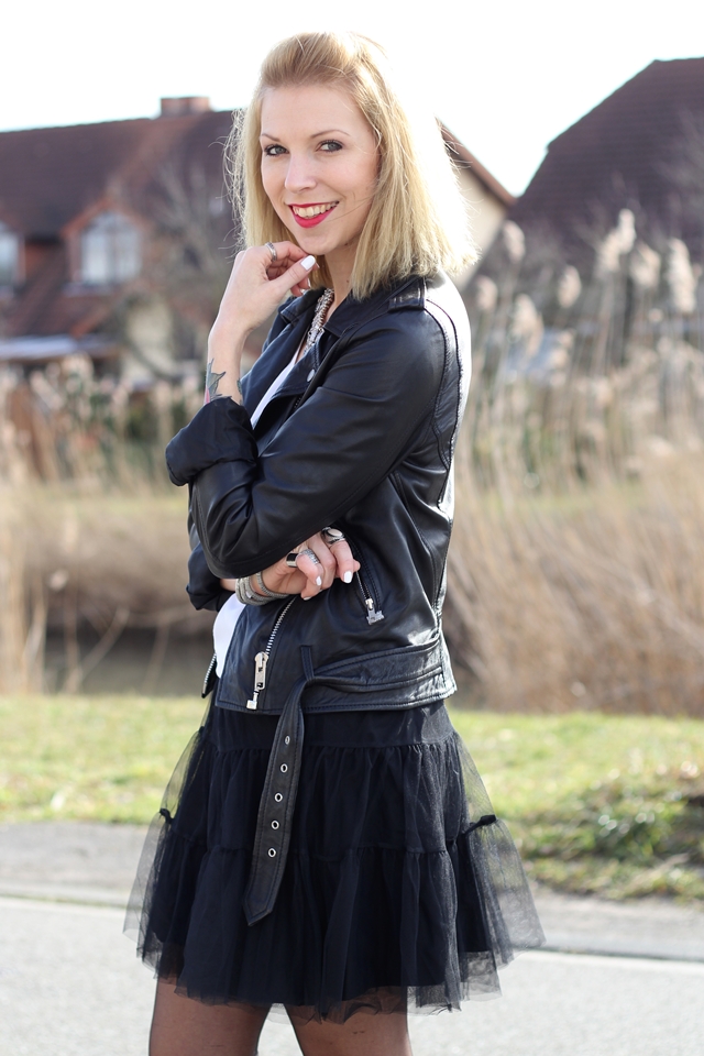 Fashionblogger Karlsruhe Outfit Tüllrock Lederjacke Chucks Ethnokette 1 (2)