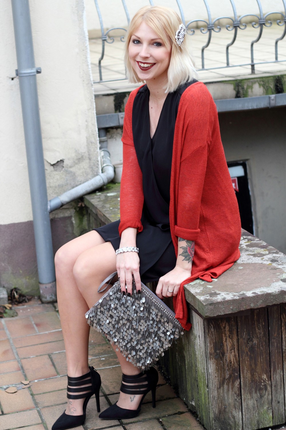 Fashionbloggerin Karlsruhe New Look Weihnachtsoutfit Kleid Pumps Pailettenclutch Cardigan 8 Kopie