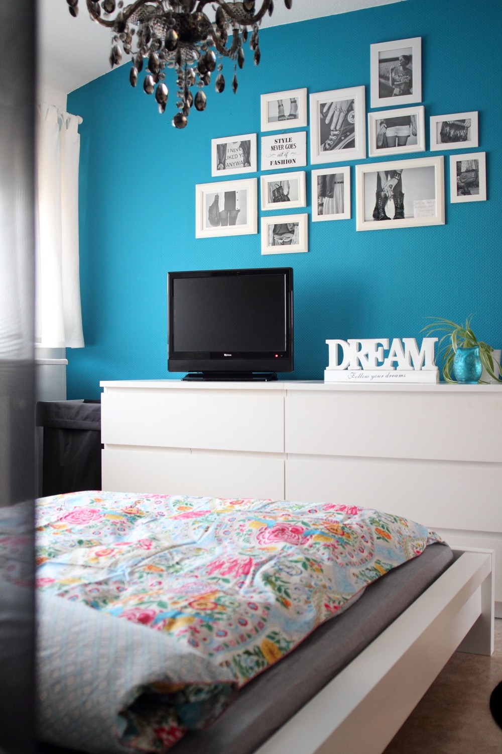 Schlafzimmer Bettwäsche PiP Deko blaue Wand Bilderwand