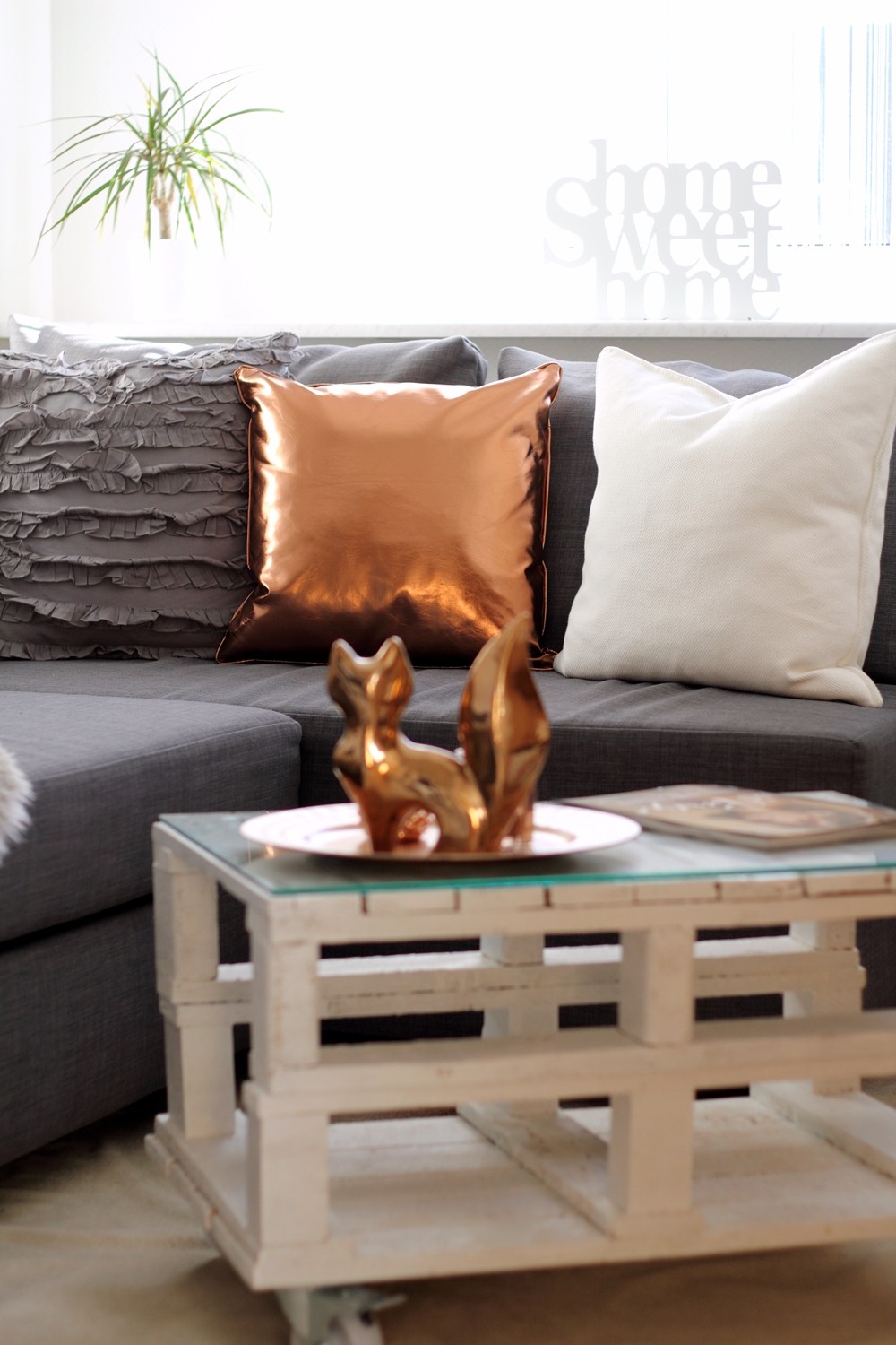 Wohnzimmer Deko Couch Ikea Kupfer weiss grau Fuchs Palettentisch 3