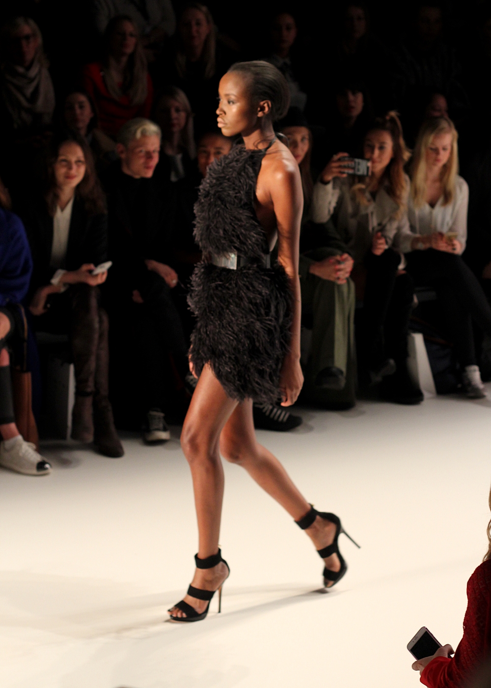 Dimitri Fashion Week Berlin Januar 2016 AW2016 Kleid schwarz Federn