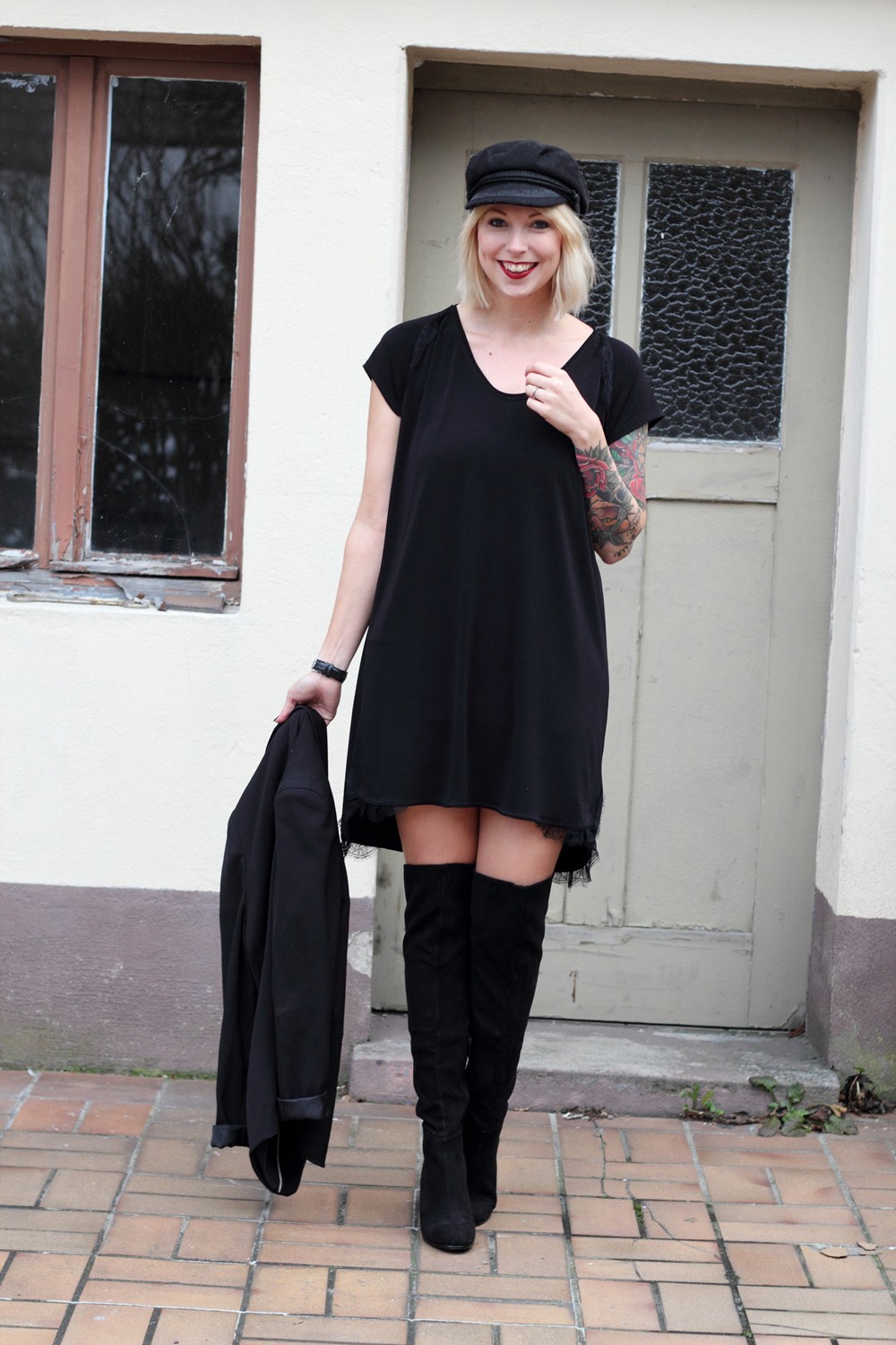 Fashionblogger Karlsruhe Outfit OOTD Kleid Blazer Overknees Mütze schwarz 11