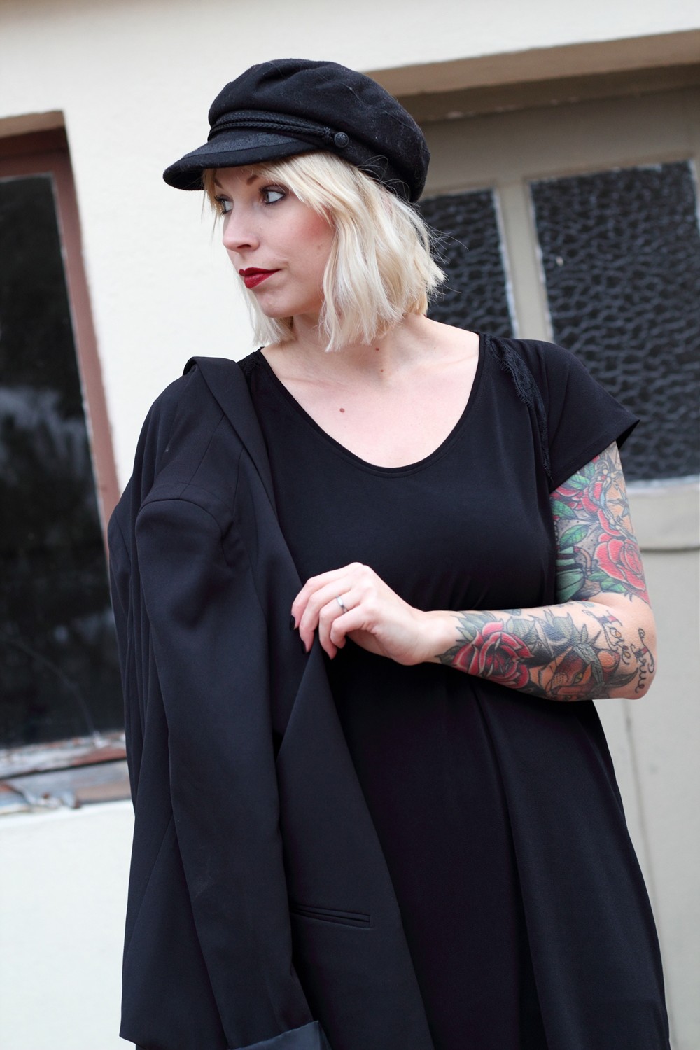 Fashionblogger Karlsruhe Outfit OOTD Kleid Blazer Overknees Mütze schwarz 12