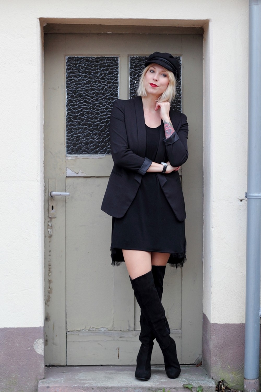 Fashionblogger Karlsruhe Outfit OOTD Kleid Blazer Overknees Mütze schwarz 2