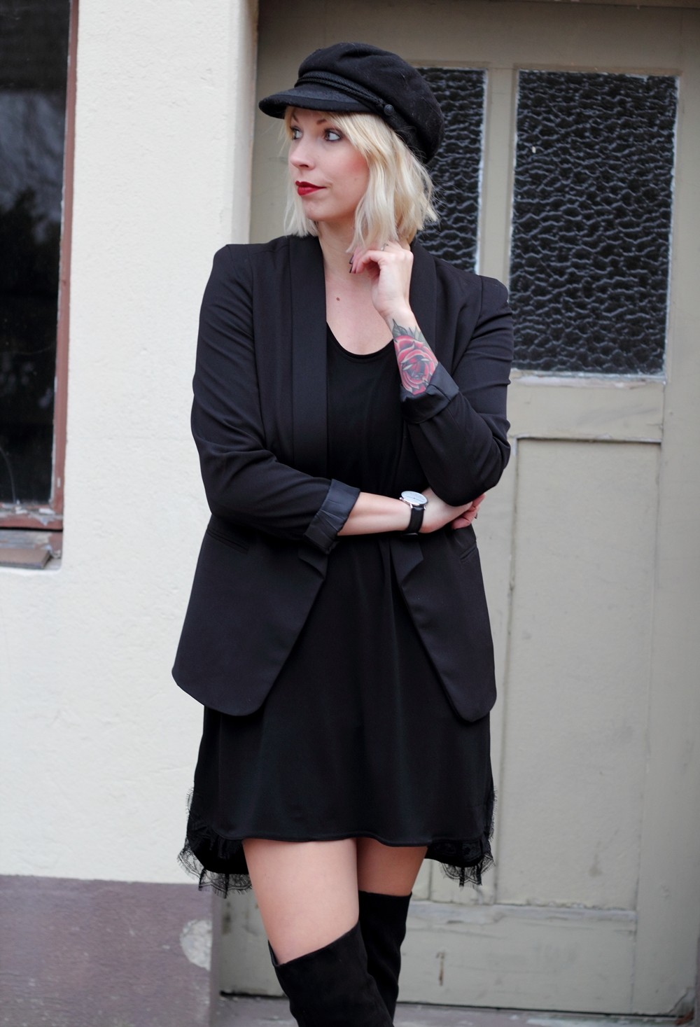 Fashionblogger Karlsruhe Outfit OOTD Kleid Blazer Overknees Mütze schwarz 6