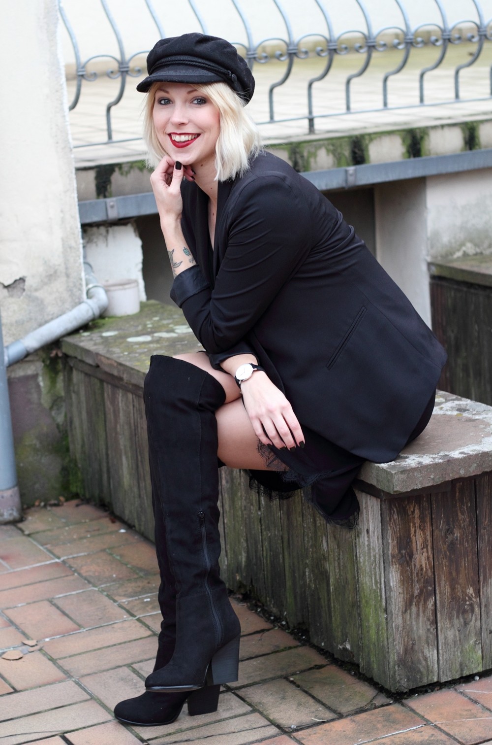 Fashionblogger Karlsruhe Outfit OOTD Kleid Blazer Overknees Mütze schwarz 7