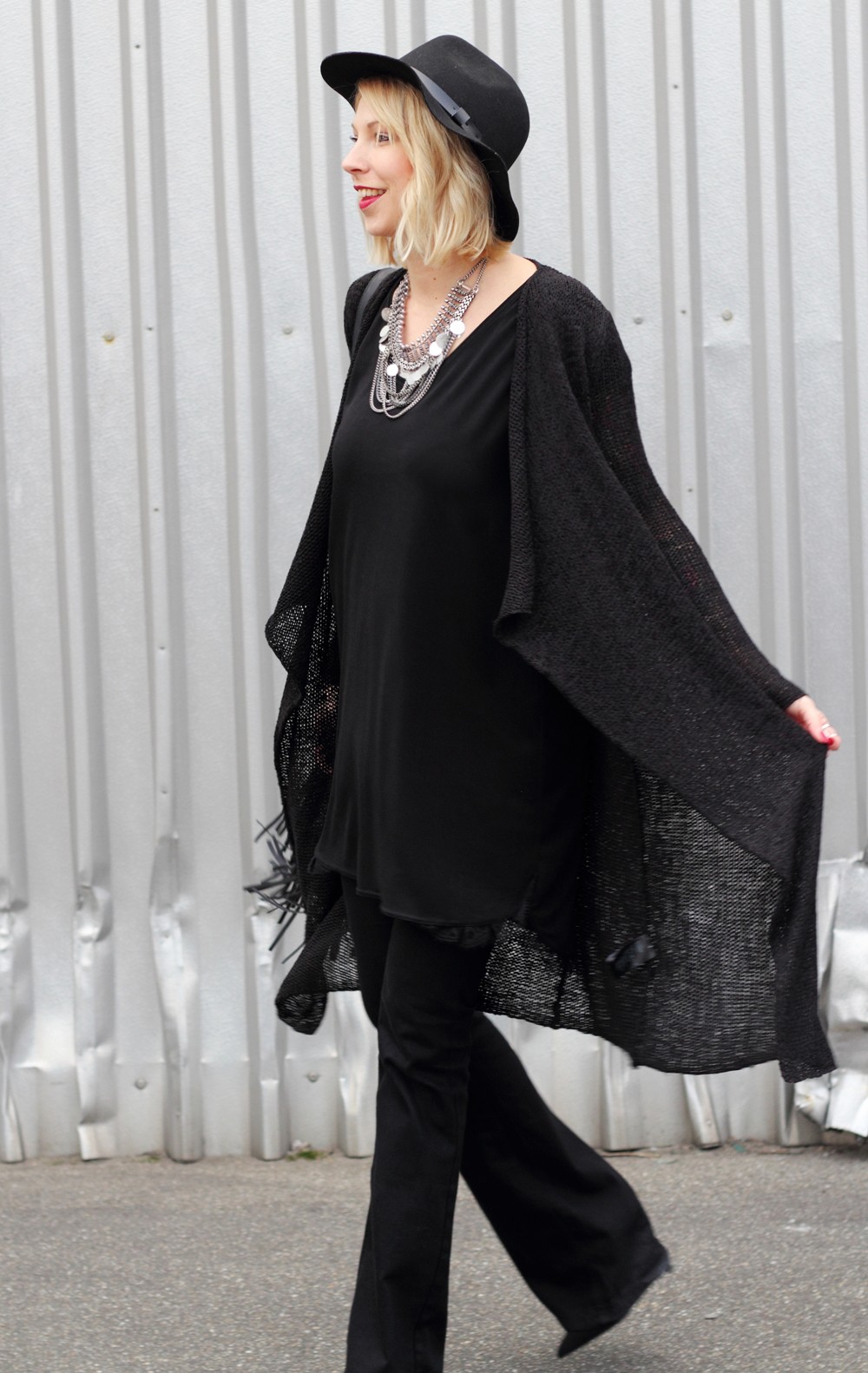 Fashionblogger Karlsruhe Outfit all in black Flared Jeans Cardigan Hut Fransentasche Kleid 10