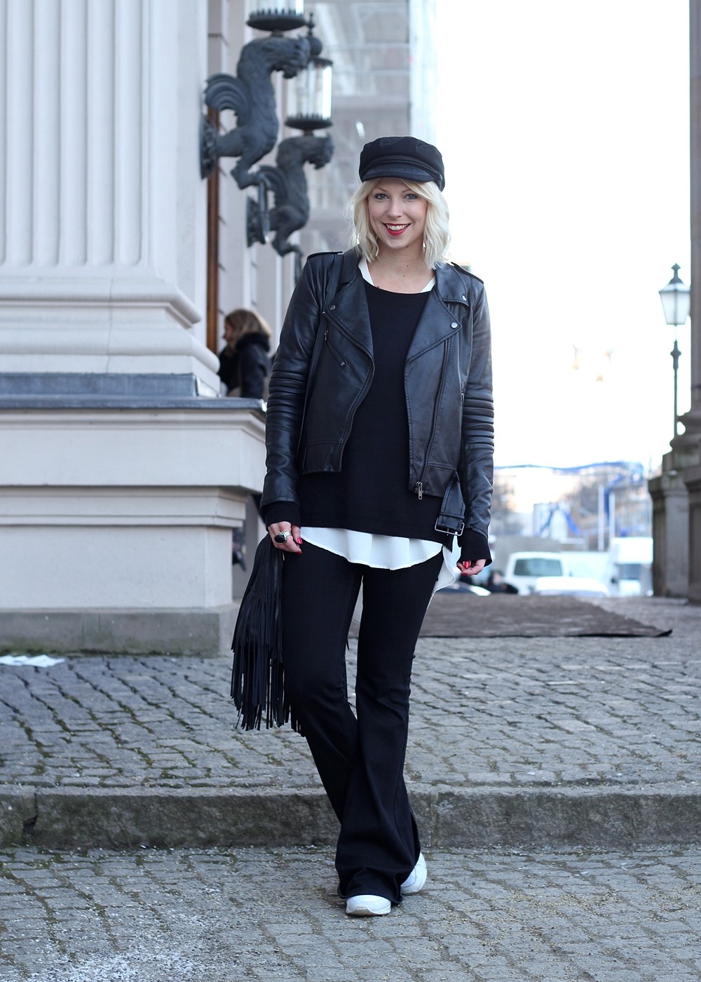 Outfit OOTD Berlin Fashion Week Flared Jeans Lederjacke Fransentasche Bakemütze 1