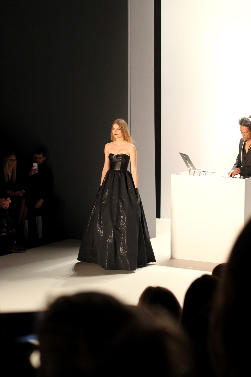 Tulpen Design Runway Fashion Week Januar 2016 AW langes Kleid schwarz