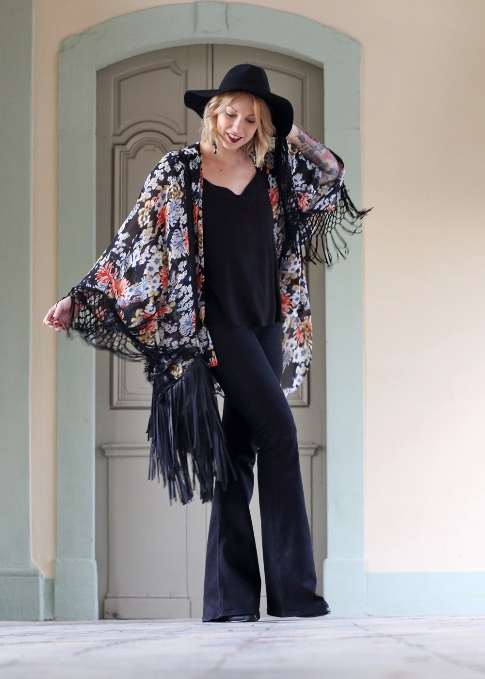 Outfit Kimono Flared Jeans Hut Stiefeletten Fransentasche Fashionbloggerin Karlsruhe (13)