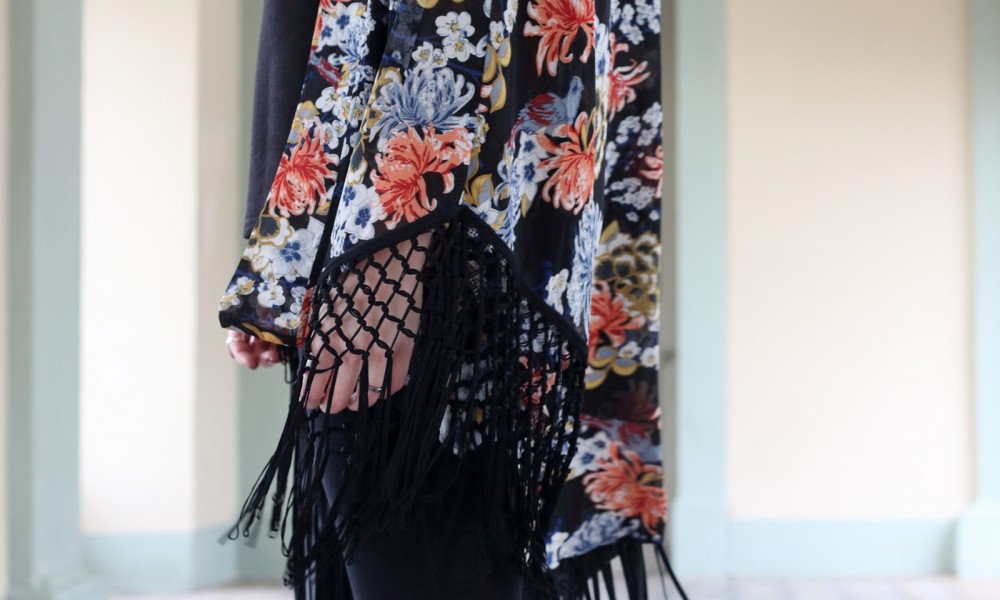 Outfit Kimono Flared Jeans Hut Stiefeletten Fransentasche Fashionbloggerin Karlsruhe (4)