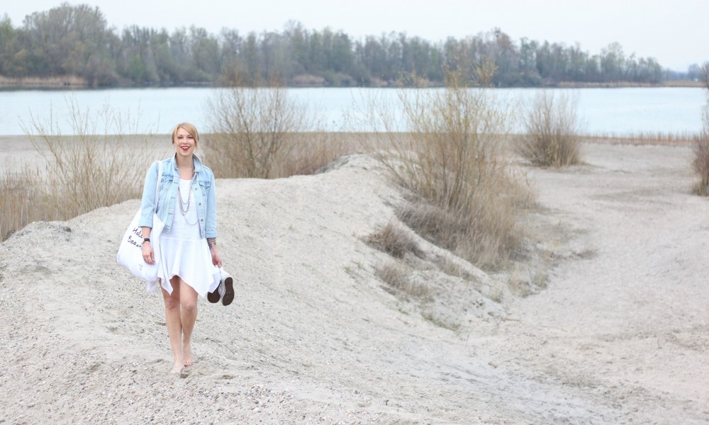 Fashionblogger Karlsruhe Outfit Strand weisses Kleid Jeansjacke Lederchucks (2)