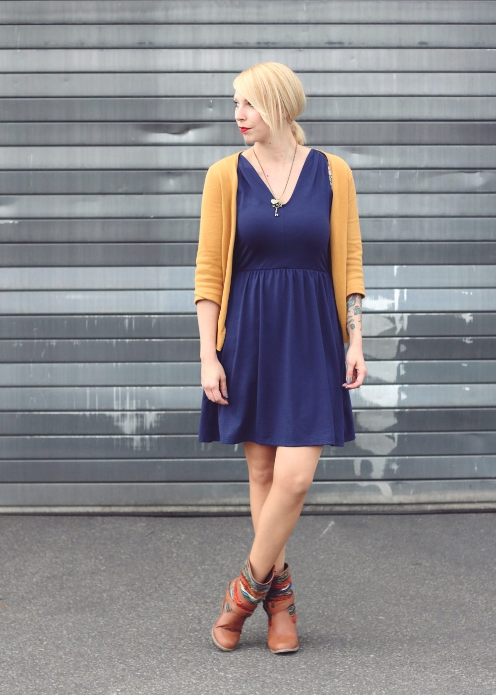 Fashionblogger Outfit blaues Kleid Cardigan senfgelb Ethnoboots (1)