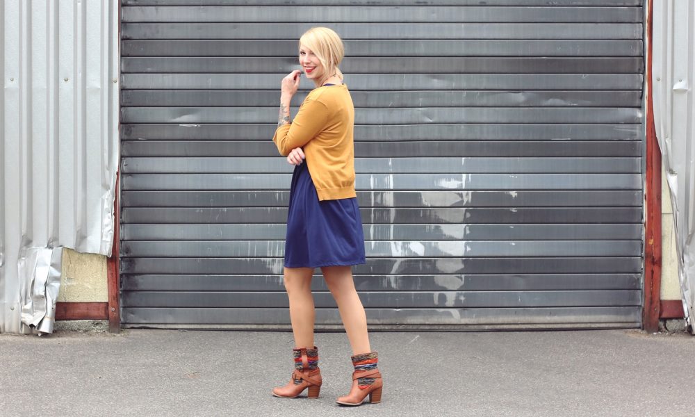 Fashionblogger Outfit blaues Kleid Cardigan senfgelb Ethnoboots (5)