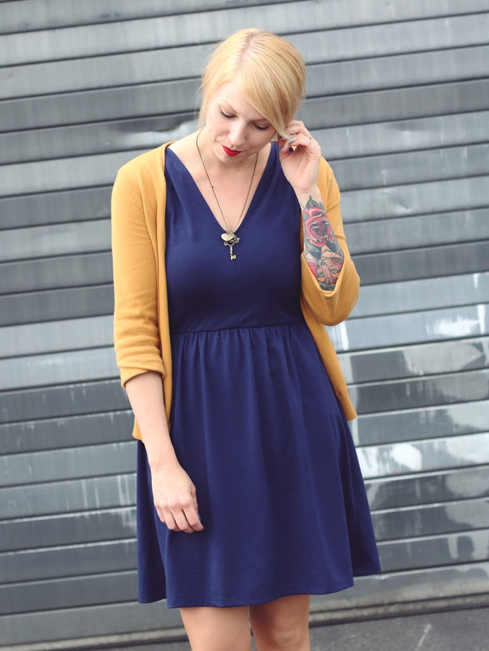 Fashionblogger Outfit blaues Kleid Cardigan senfgelb Ethnoboots (9)