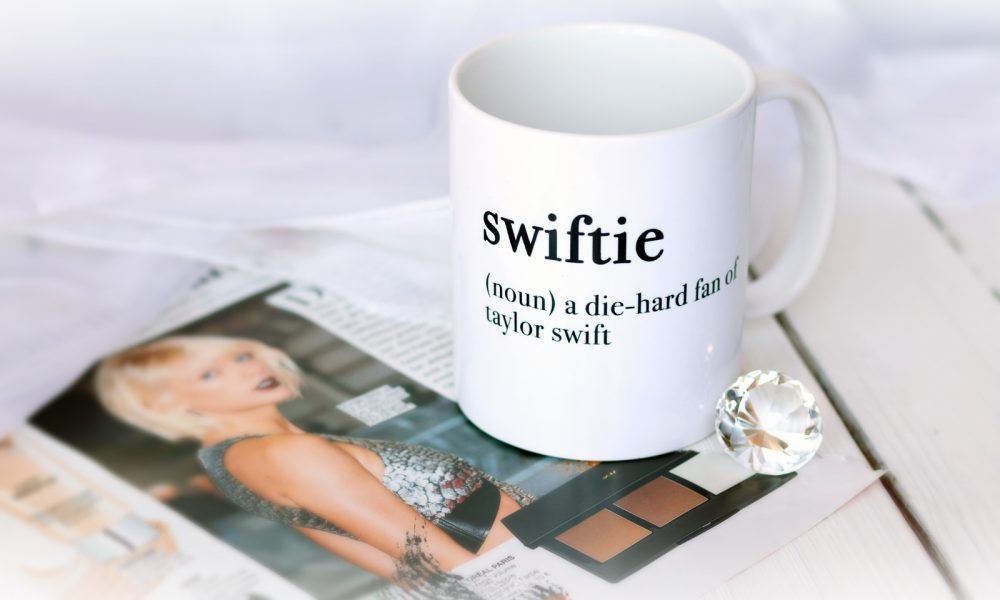 Hello Sunday Kaffeetasse Swiftie Taylor Swift
