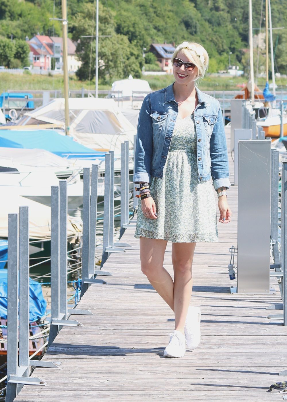 Fashionblogger Outfit Bodensee Blümchenkleid Jeansjacke Nike Air Max Sonnenbrille Gerry Weber (1)
