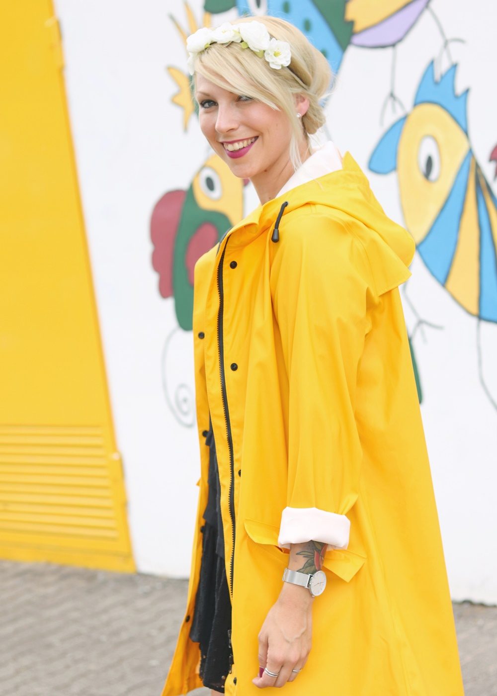 Fashionblogger Outfit Regenmantel gelb Vero Moda Kleid Mango Nike Air Max weiss (12)