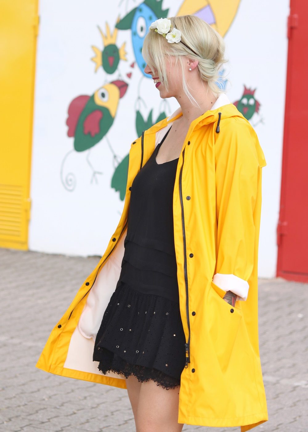 Fashionblogger Outfit Regenmantel gelb Vero Moda Kleid Mango Nike Air Max weiss (5)