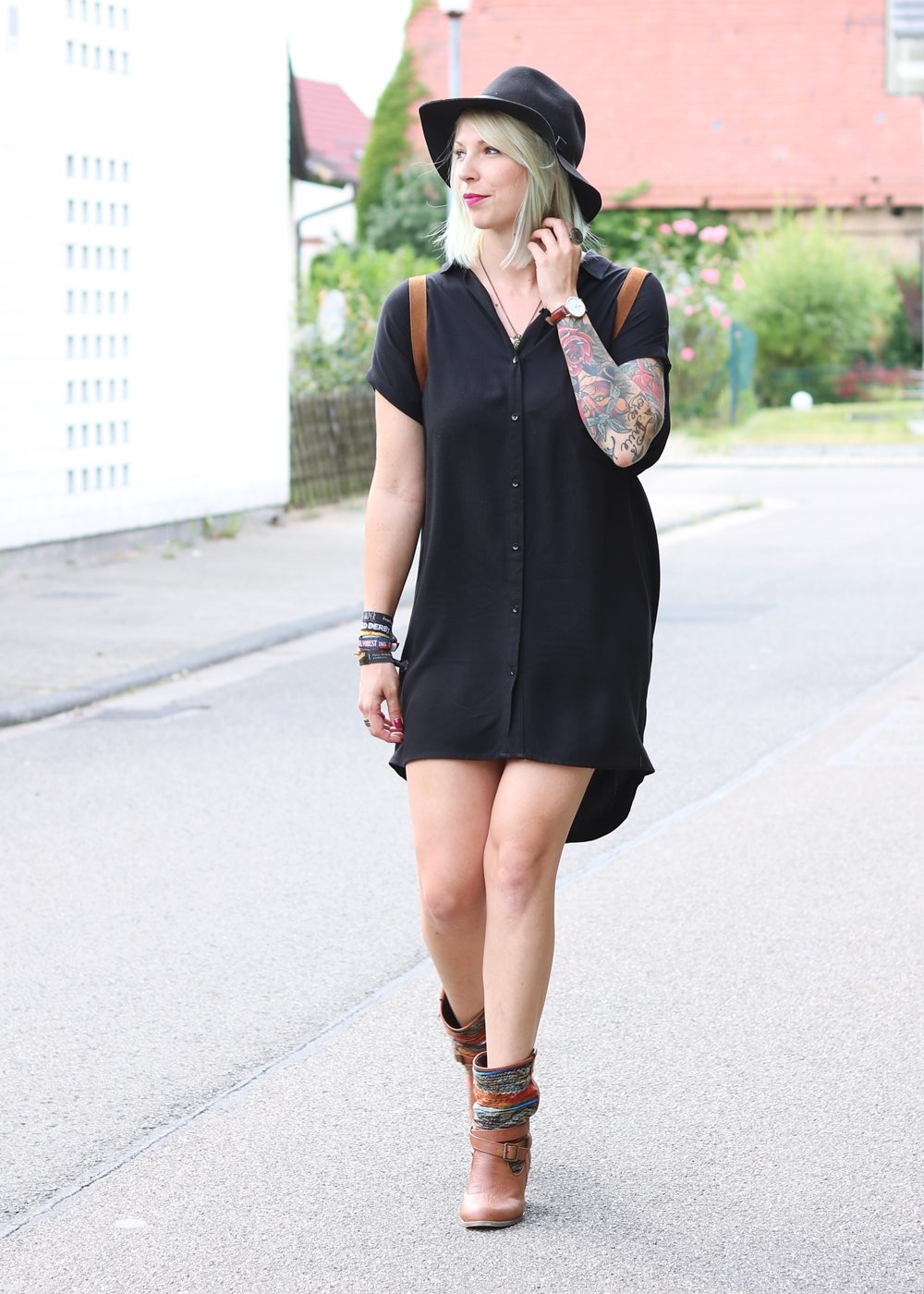 Fashionbloggerin Outfit Blusenkleid Zara Ethnoboots Fransenrucksack Justfab (8)