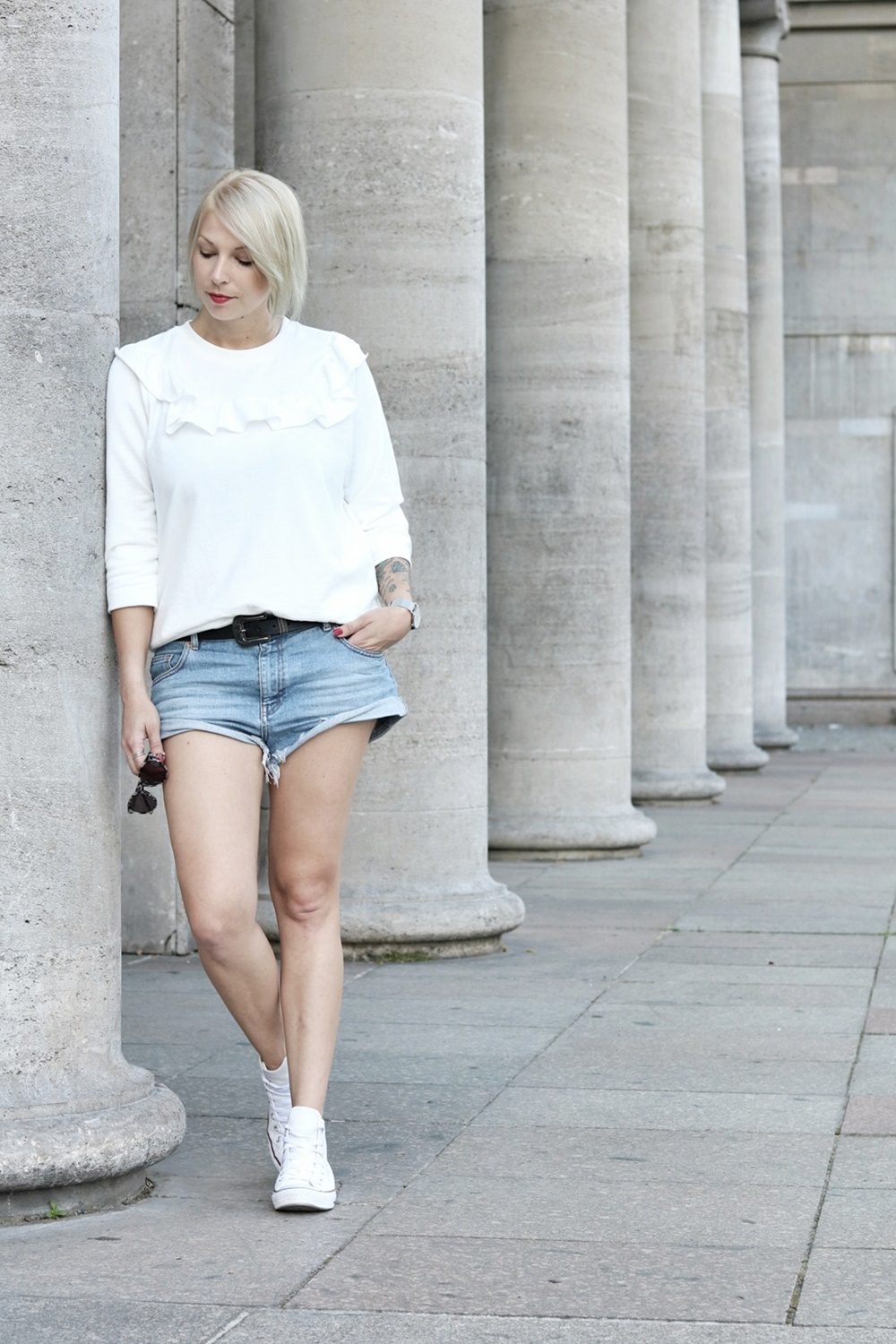 Fashionblogger Berlin Outfit Jeansshorts weisse Lederchucks Swater Rüschen Michalsky Sonnenbrille (1)