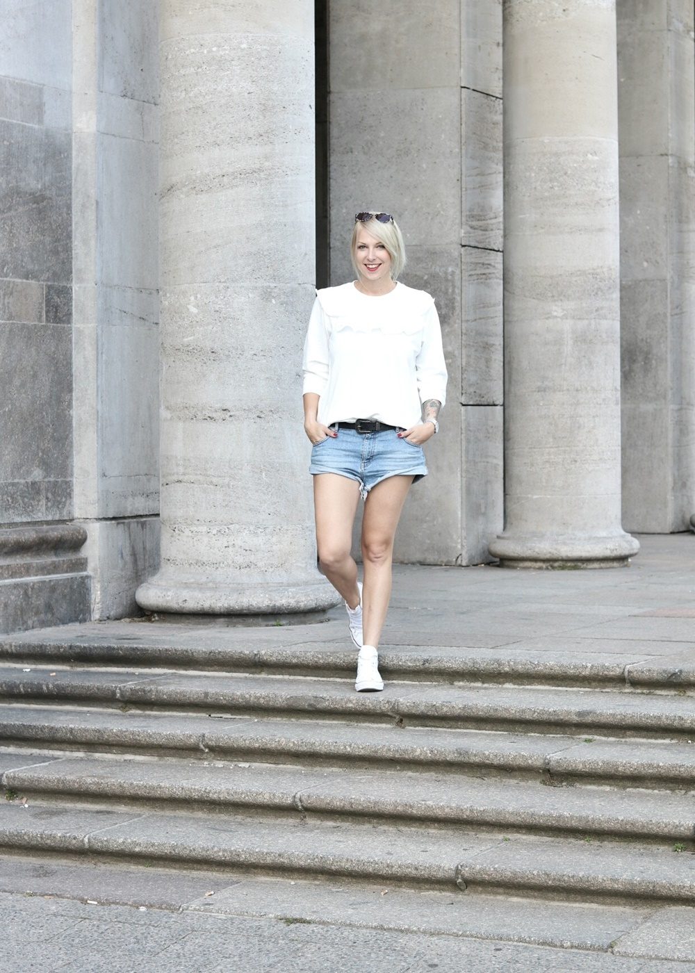 Fashionblogger Berlin Outfit Jeansshorts weisse Lederchucks Swater Rüschen Michalsky Sonnenbrille (2)
