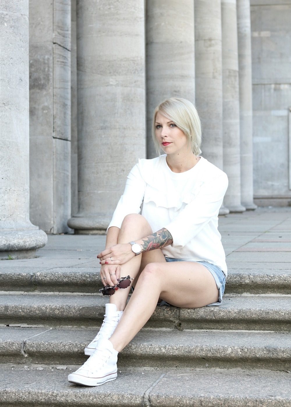 Fashionblogger Berlin Outfit Jeansshorts weisse Lederchucks Swater Rüschen Michalsky Sonnenbrille (8)