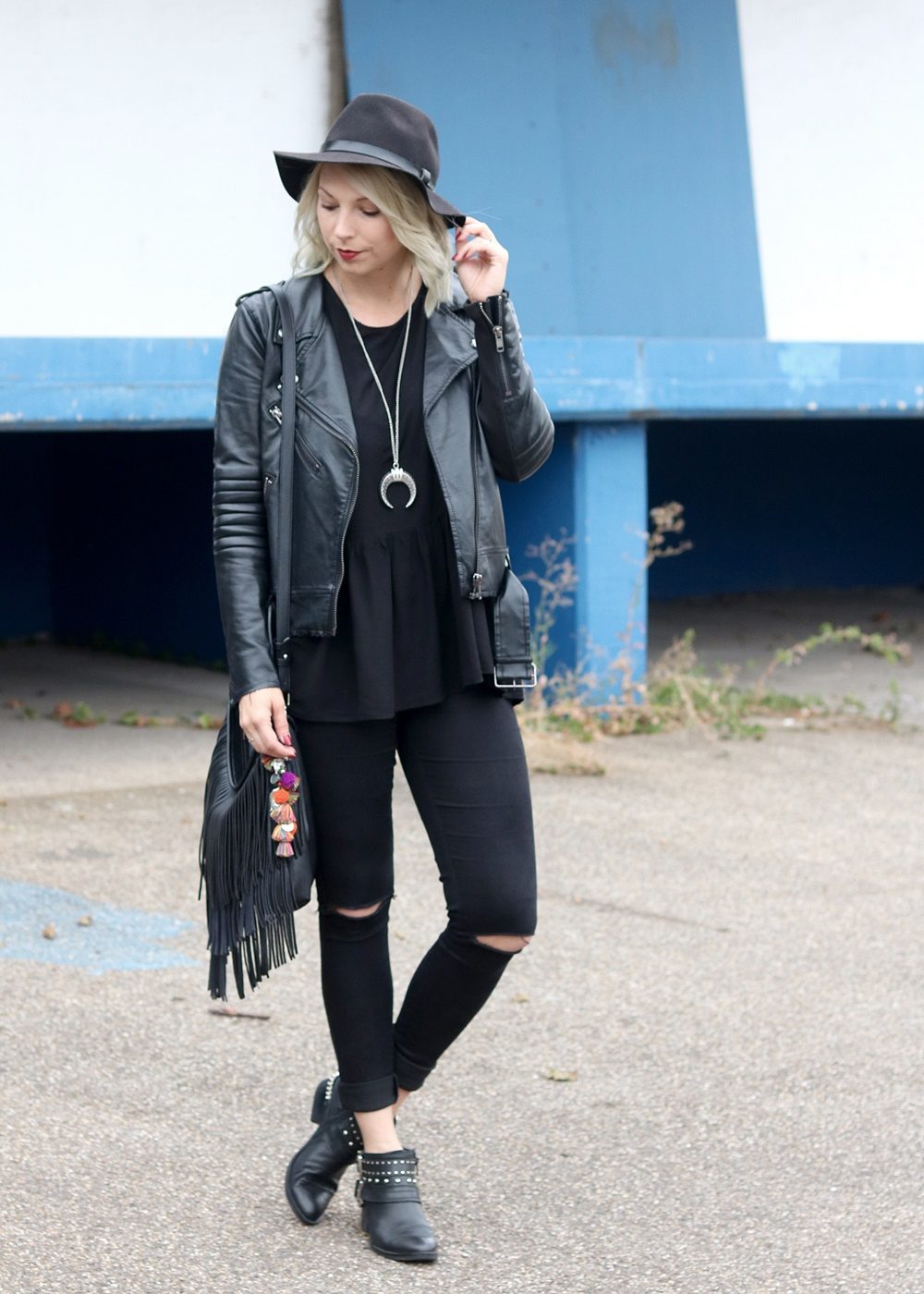 Fashionblogger Outfit all in black Jeans Lederjacke Hut Fransentasche Bikerboots (14)