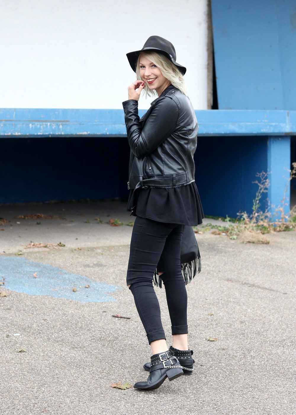 Fashionblogger Outfit all in black Jeans Lederjacke Hut Fransentasche Bikerboots (15)