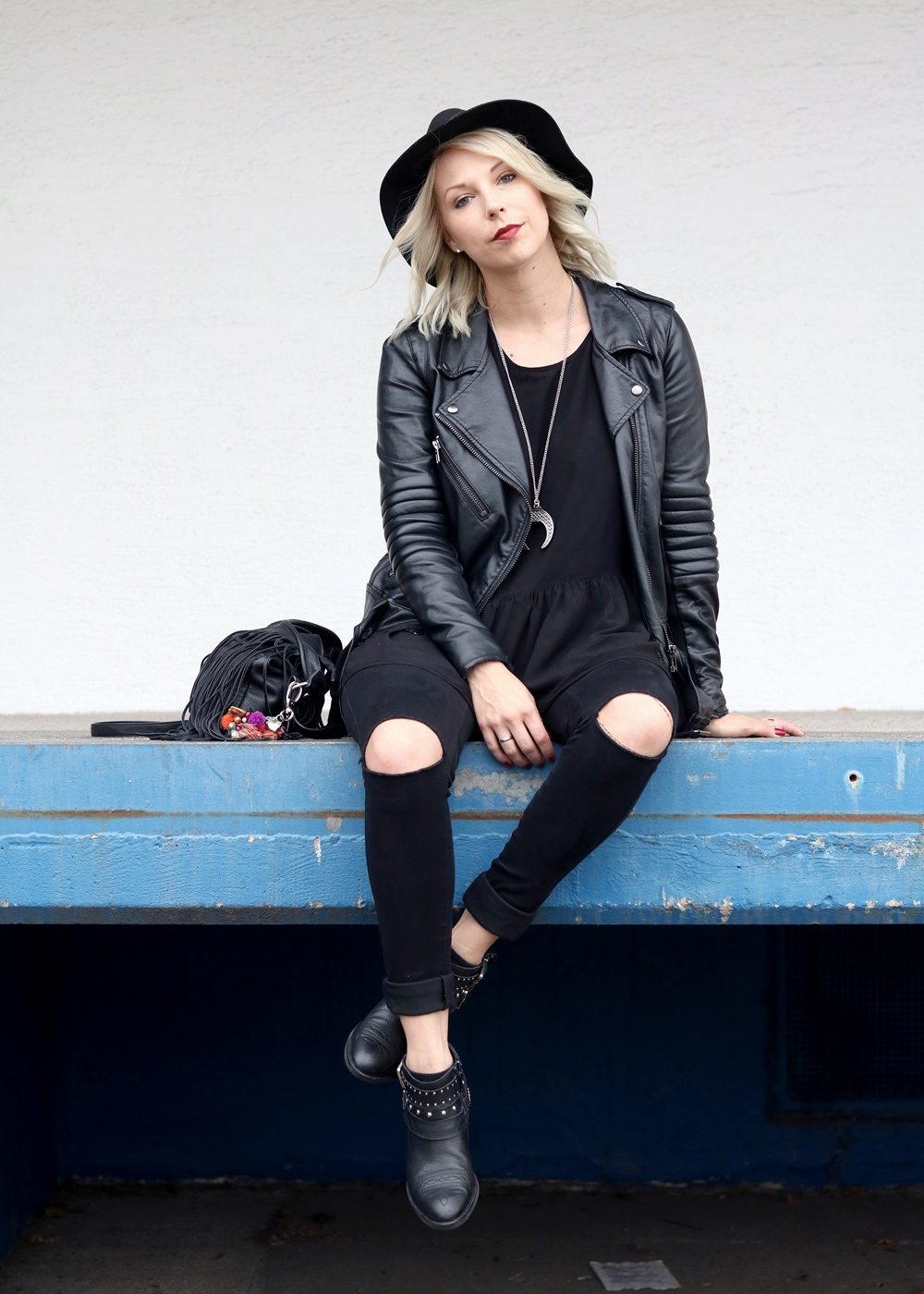 Fashionblogger Outfit all in black Jeans Lederjacke Hut Fransentasche Bikerboots (20)