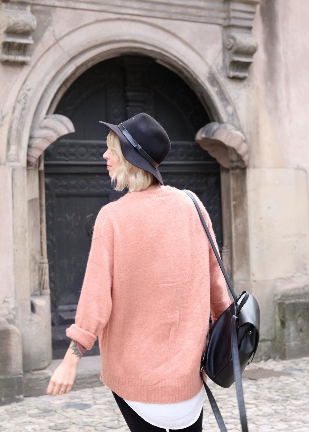 fashionblogger-outfit-rosa-strickpullover-zara-graue-sneaker-fell-rucksack-hut-jeans-4
