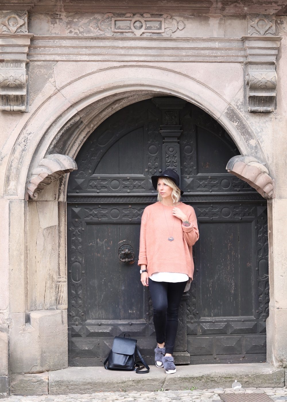 fashionblogger-outfit-rosa-strickpullover-zara-graue-sneaker-fell-rucksack-hut-jeans-8