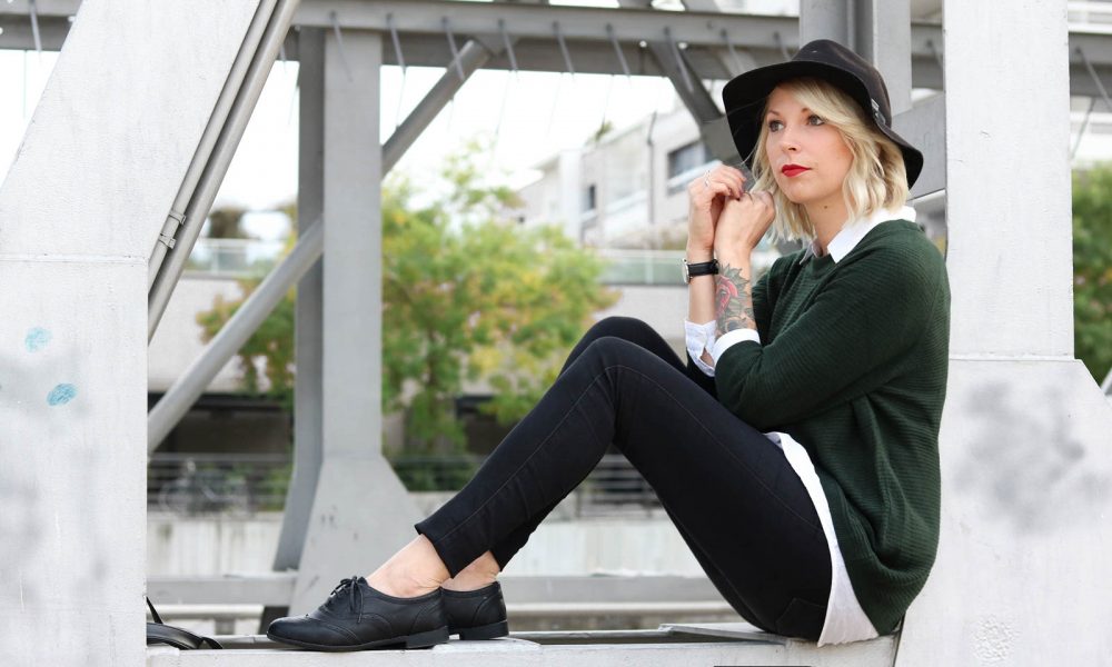 outfit-gruener-strickpullover-weisse-bluse-schwarze-jeans-16-von-20