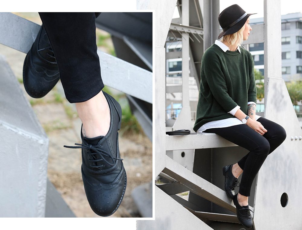 outfit-gruener-strickpullover-weisse-bluse-schwarze-jeans-2