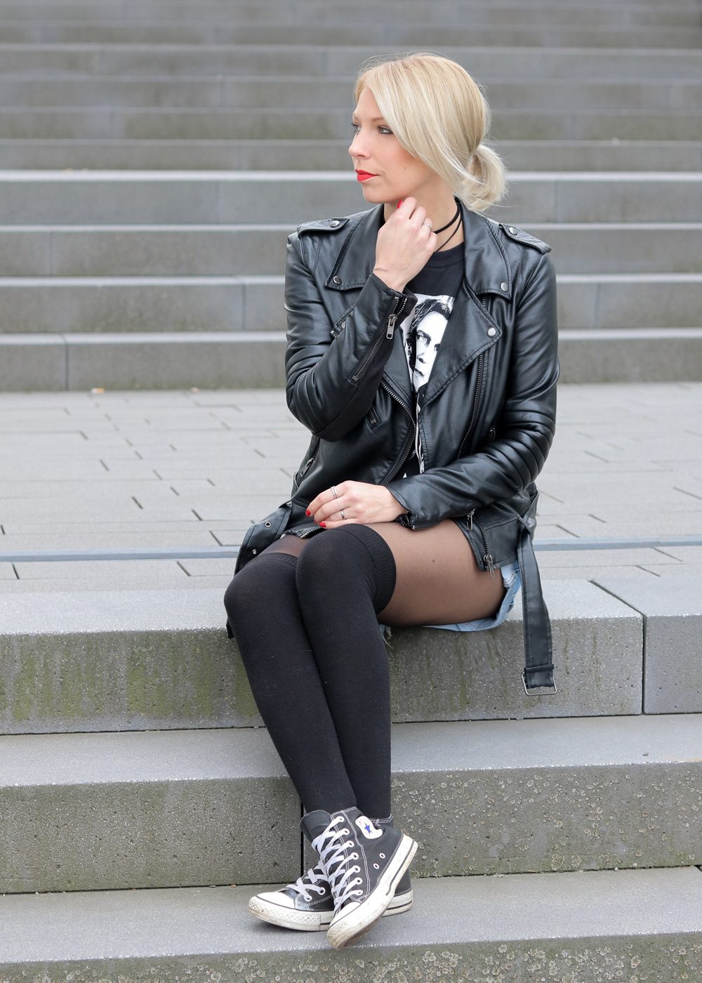 fashionblogger-heidelberg-outfit-shirt-snape-jeansshorts-chucks-lederjacke-4-von-15