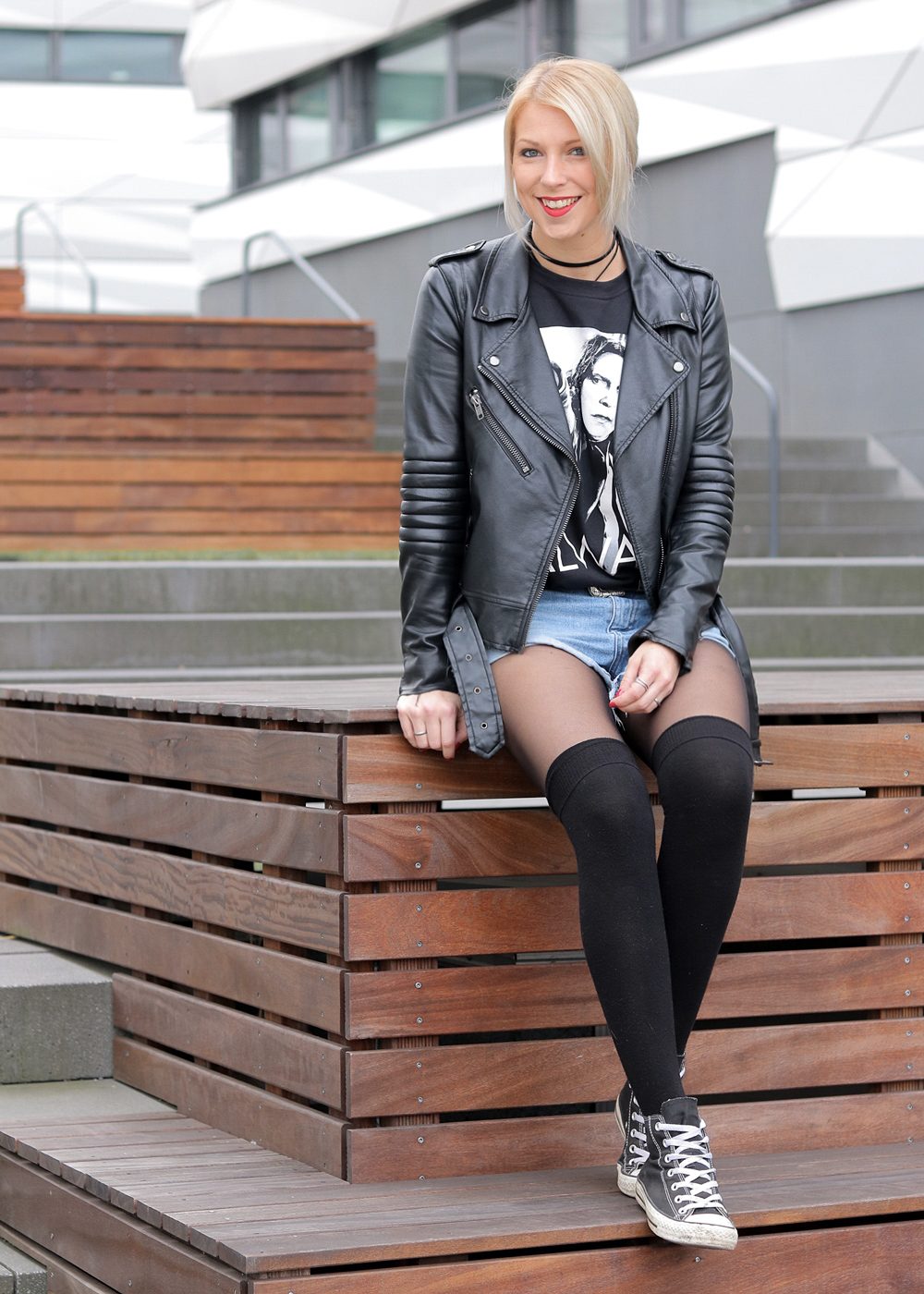 fashionblogger-heidelberg-outfit-shirt-snape-jeansshorts-chucks-lederjacke-6-von-15