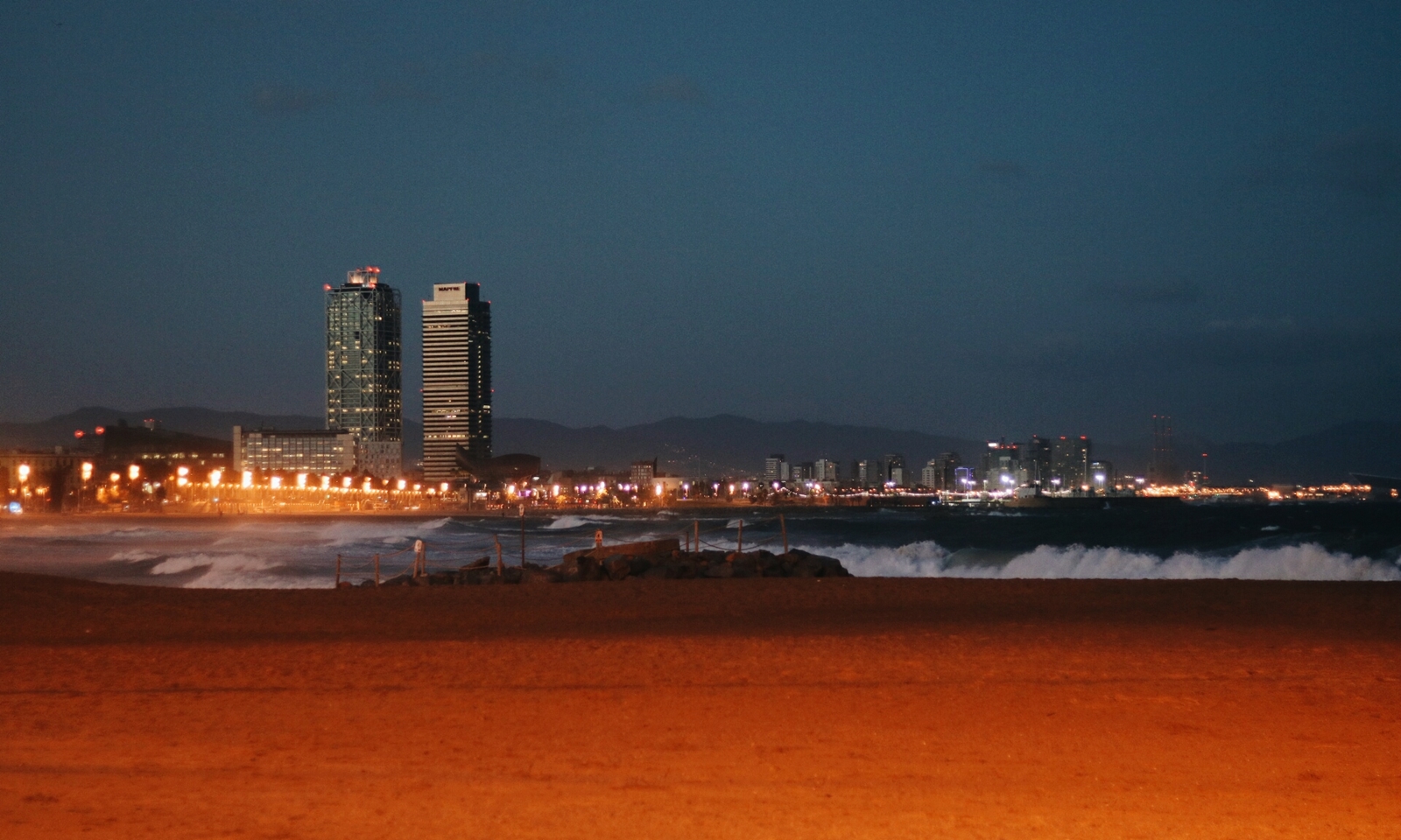 Barcelona Strand Meer Nacht - Lavie Deboite