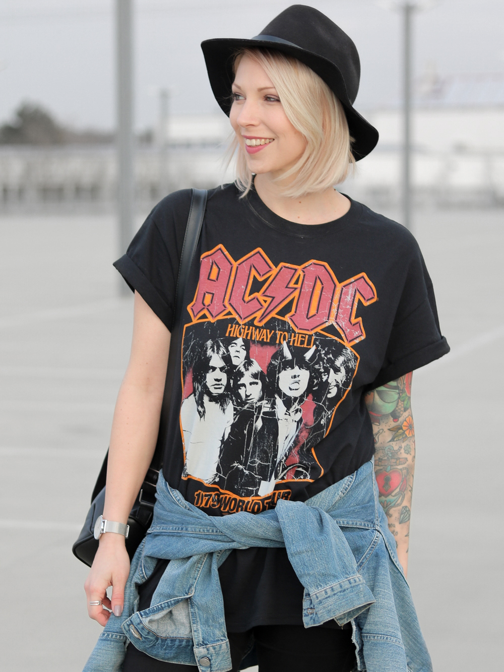 Outfit: ACDC Shirt, Armani Jeansjacke & Nike Son of Force - Lavie Deboite