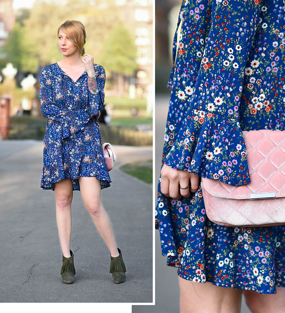 Outfit Reserved blaues Kleid mit Blumenprint Trompetenärmel Stiefeletten mit Fransen 2 Lavie