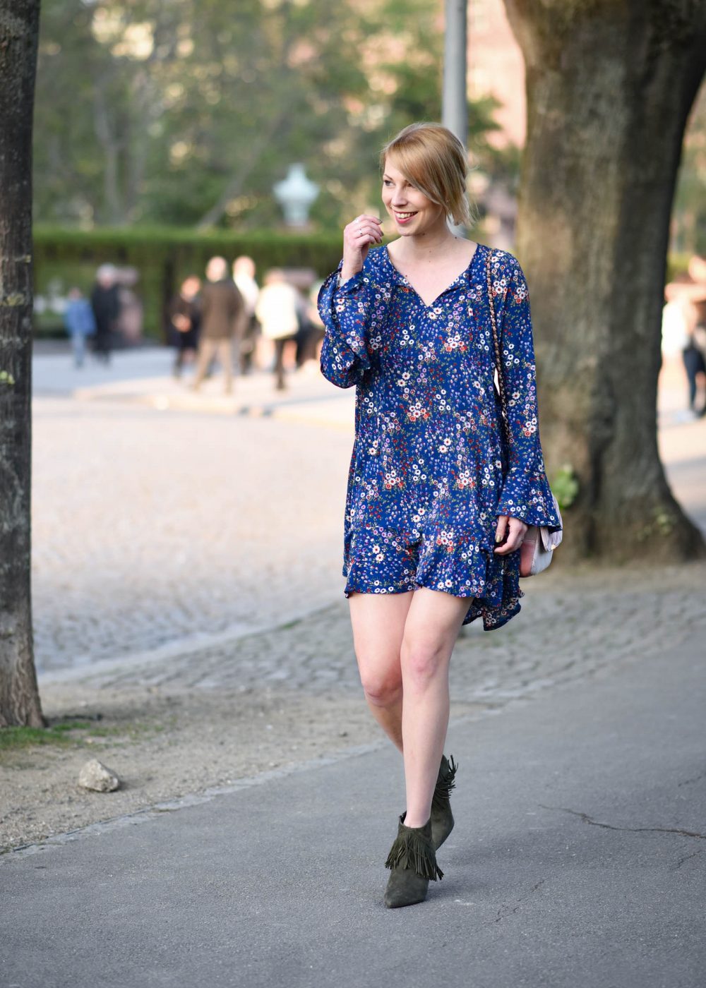 Outfit: Frühlingsgefühle - Blaues Kleid mit Blumenprint - Lavie Deboite